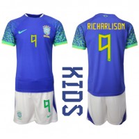 Otroški Nogometni dresi Brazilija Richarlison #9 Gostujoči SP 2022 Kratek Rokav (+ Kratke hlače)